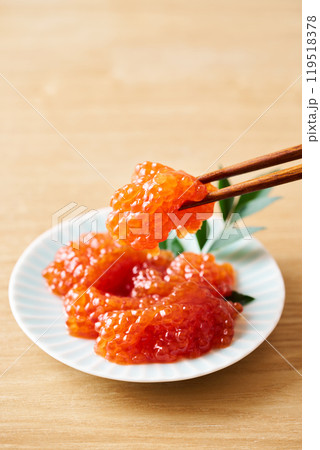 小皿に盛り付けた筋子醤油漬け 119518378