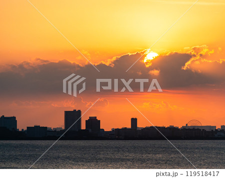 東京湾の海越しに見た東京都心方面の夕景 119518417