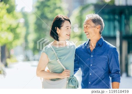 ショッピングを楽しむシニア夫婦 ショッピングを楽しむシニア夫婦 119518459
