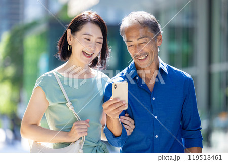 スマートフォンを見るシニア夫婦 スマートフォンを見るシニア夫婦 119518461