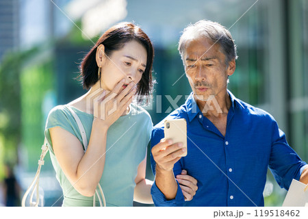 スマホを見て困るシニア夫婦 スマホを見て困るシニア夫婦 119518462