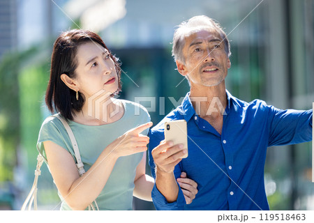 スマホを見て困るシニア夫婦 スマホを見て困るシニア夫婦 119518463