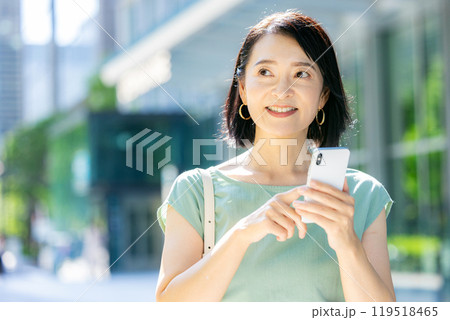 スマホを操作する女性 屋外 スマホを操作する女性 屋外 119518465