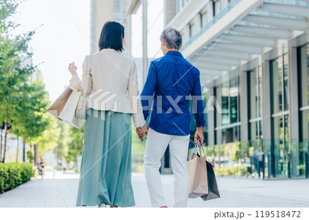 笑顔で寄り添うシニア夫婦 119518472