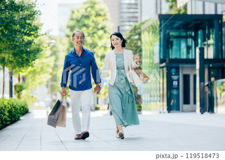 笑顔で寄り添うシニア夫婦 笑顔で寄り添うシニア夫婦 119518473