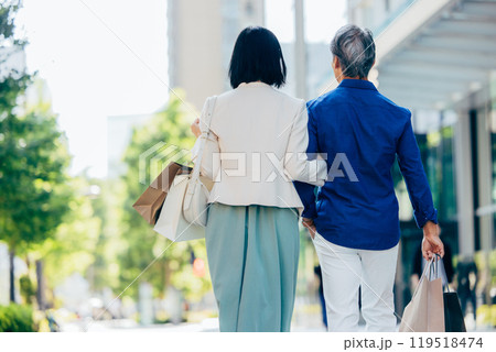 笑顔で寄り添うシニア夫婦 119518474