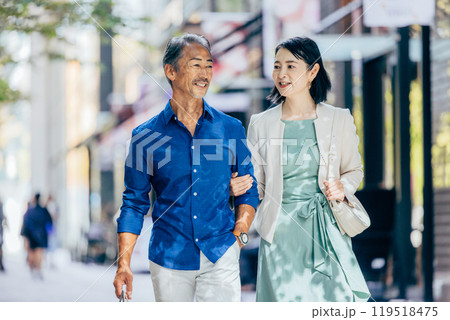 笑顔で寄り添うシニア夫婦 119518475
