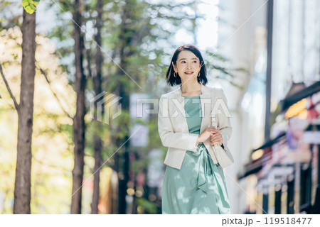 街中を歩く50代女性 街中を歩く50代女性 119518477