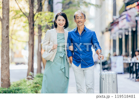 旅行するシニア夫婦 119518481