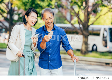 旅行するシニア夫婦　スマホ 119518495