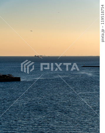 東京湾の海越しに見た横浜方面の夕景 東京湾の海越しに見た横浜方面の夕景 119518754