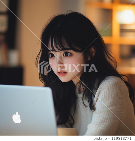 仕事をしている女性 119518771