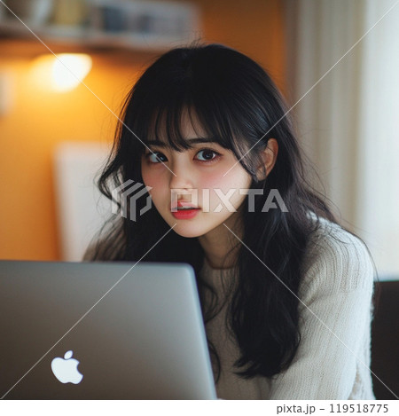 仕事をしている女性 119518775