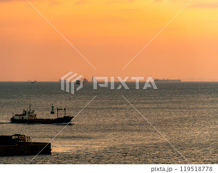 東京湾の海越しに見た横浜方面の夕景 東京湾の海越しに見た横浜方面の夕景 119518778
