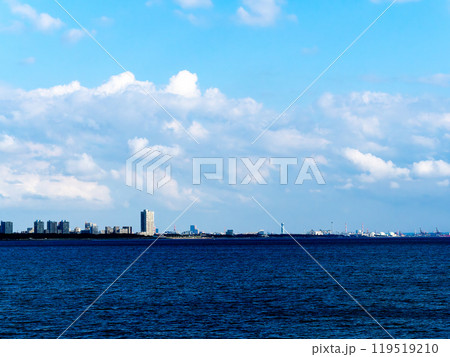 海から見た清々しい幕張新都市の景色 119519210