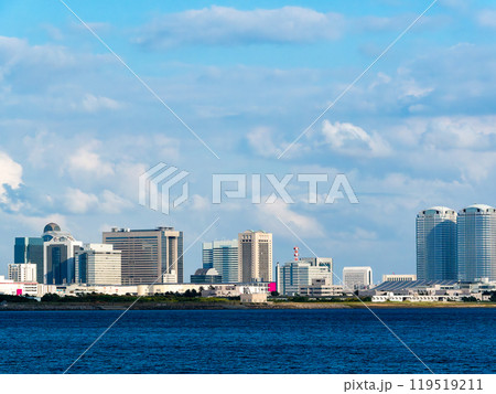 海から見た清々しい幕張新都市の景色 119519211