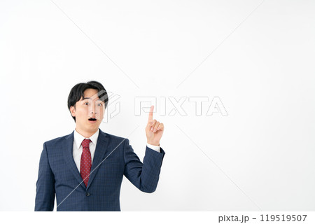 ビジネスマン　20代男性　指差し 119519507