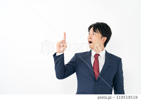 ビジネスマン　20代男性　指差し 119519519