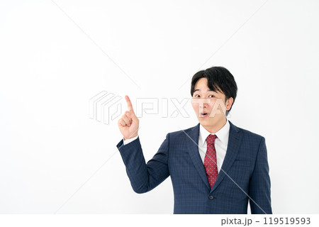 ビジネスマン 20代男性 指差し ビジネスマン 20代男性 指差し 119519593