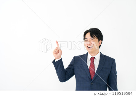 ビジネスマン　20代男性　指差し 119519594