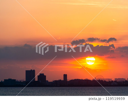 東京湾の海越しに見た東京都心方面の夕景 東京湾の海越しに見た東京都心方面の夕景 119519939