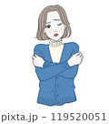 寒そうに肩をすくめている青いカーディガンの女性 119520051