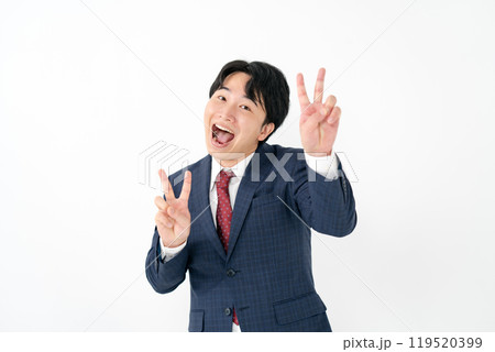 ビジネスマン　20代男性　ピース 119520399