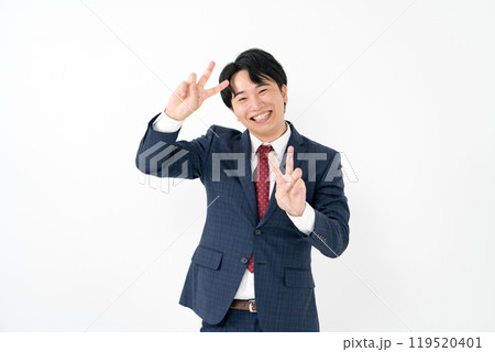 ビジネスマン　20代男性　ピース 119520401