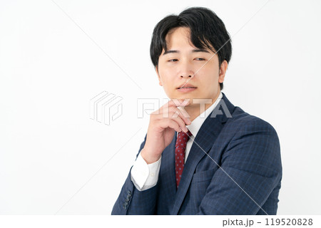 ビジネスマン　20代男性　企む 119520828
