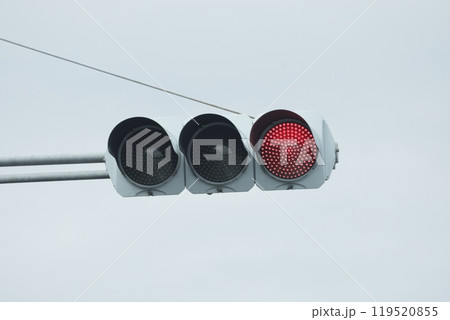 赤が点灯している信号機 119520855