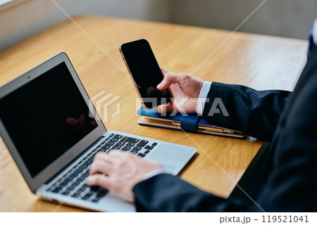 スマホを操作する20代の若い男性 119521041