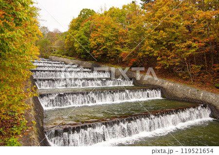 奥沢水源地の階段式溢流路（2024年秋） 119521654