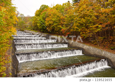 奥沢水源地の階段式溢流路（2024年秋） 119521655