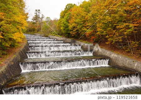 奥沢水源地の階段式溢流路（2024年秋） 119521658