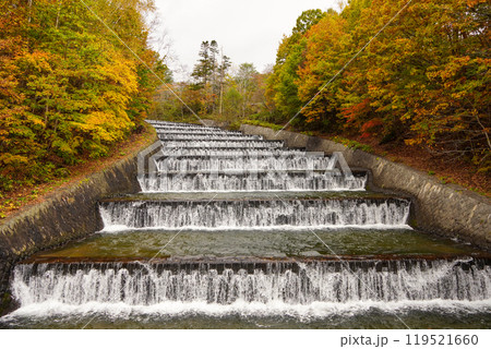 奥沢水源地の階段式溢流路（2024年秋） 119521660