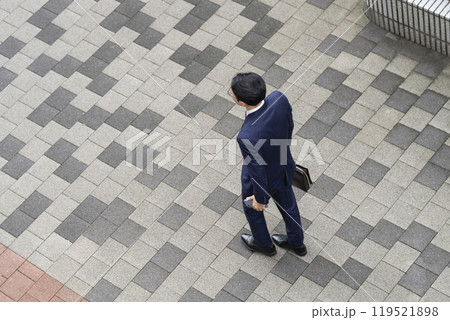 街を歩くミドルのビジネスマンの後ろ姿　俯瞰 119521898