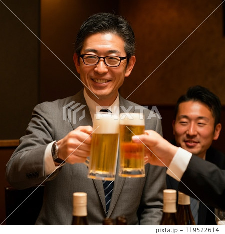 乾杯するサラリーマン 119522614