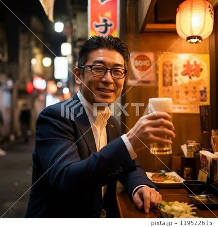 乾杯するサラリーマン 119522615