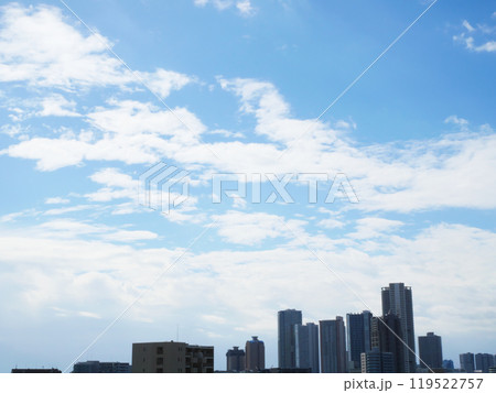 青空に広がる雲と高層ビル群｜東雲・有明 119522757