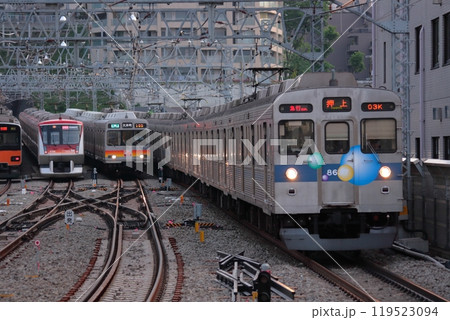 轟音を立てて田園都市線を疾走する東急8500系電車_2010/5/9撮影 轟音を立てて田園都市線を疾走する東急8500系電車_2010/5/9撮影 119523094