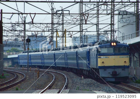 高架前の浦和駅を通過するEF60-19号機牽引の「EL碓氷」号_2007/8/12撮影 119523095