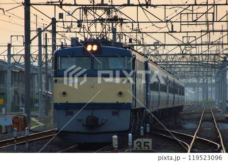 夕刻の高崎線を疾走するEF60-19号機牽引の「EL碓氷」号_2007/8/25撮影 119523096