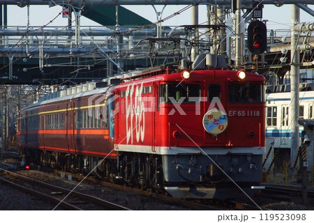 EF65-1118号機エクスプレスレインボー色牽引のジョイフル
