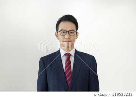 カメラ目線のメガネをかけた30代後半のビジネスマン カメラ目線のメガネをかけた30代後半のビジネスマン 119523232
