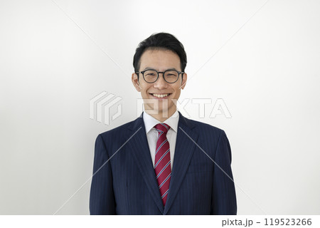 カメラ目線で笑顔の30代後半のビジネスマン 119523266