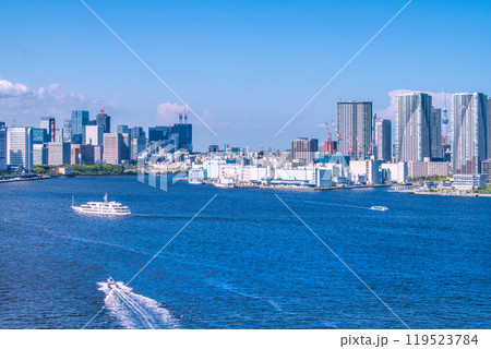 日本の東京都市景観　竹芝や東京駅、日本橋、勝どき方向などを望む。奥に水上バスやスカイツリー＝13日 119523784