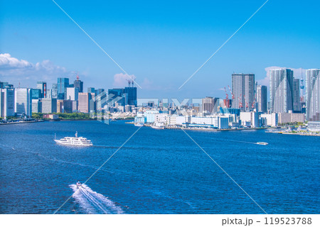 日本の東京都市景観　竹芝や東京駅、日本橋、勝どき方向などを望む。奥に水上バスやスカイツリー＝13日 119523788