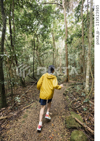 山を走る子供 山を走る子供 119523985