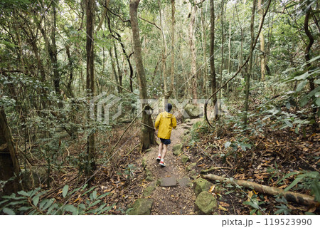 山を走る子供 119523990