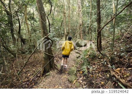 山を走る子供 119524042